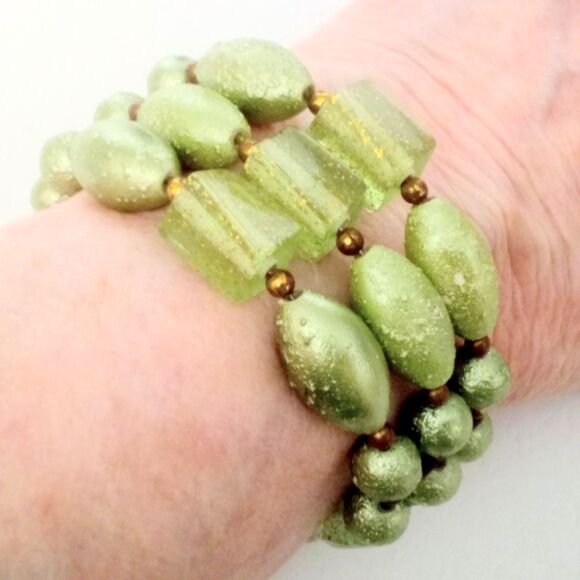 Vintage Mid Century Green Beaded Wire Wrap Bracelet - Picture 6 of 8